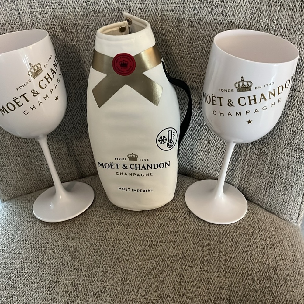 Moet Chandon Champagne bottle insulated jacket 2 plastic beverage goblets white